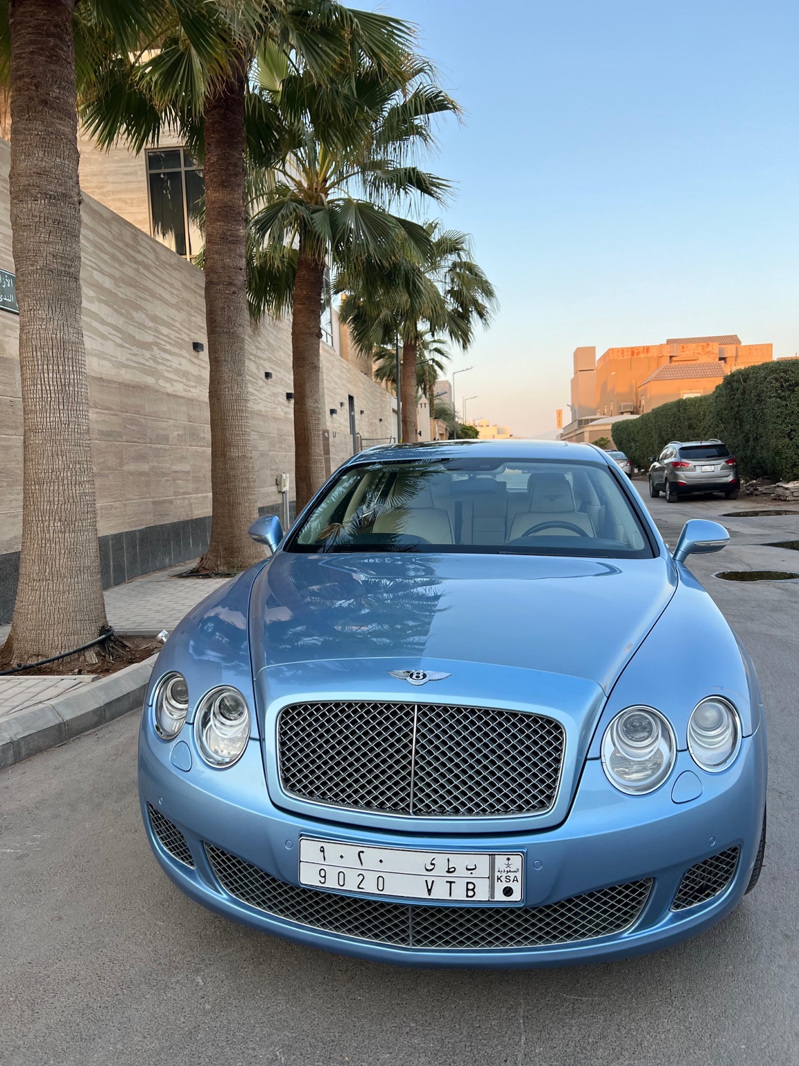الواجهة الأمامية المباشرة لسيارة بنتلي فلاينج سبير